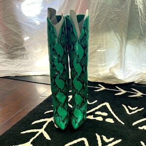 PARIS TEXAS ITALIAN LEATHER  KNEE HIGH BOOTS NEW WITHOUT BOX BUT HAS BAG.